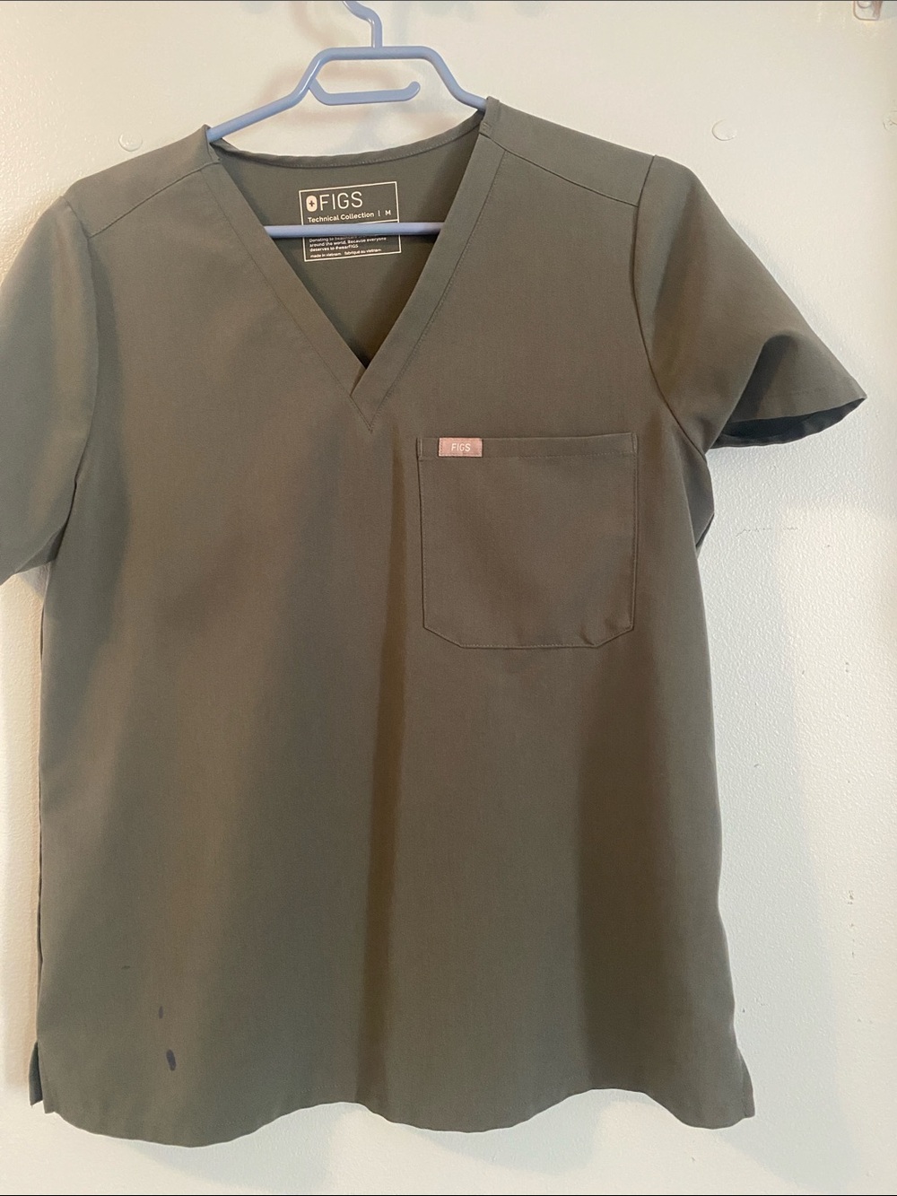 FIGS Men’s V-Neck Top in Olive Green